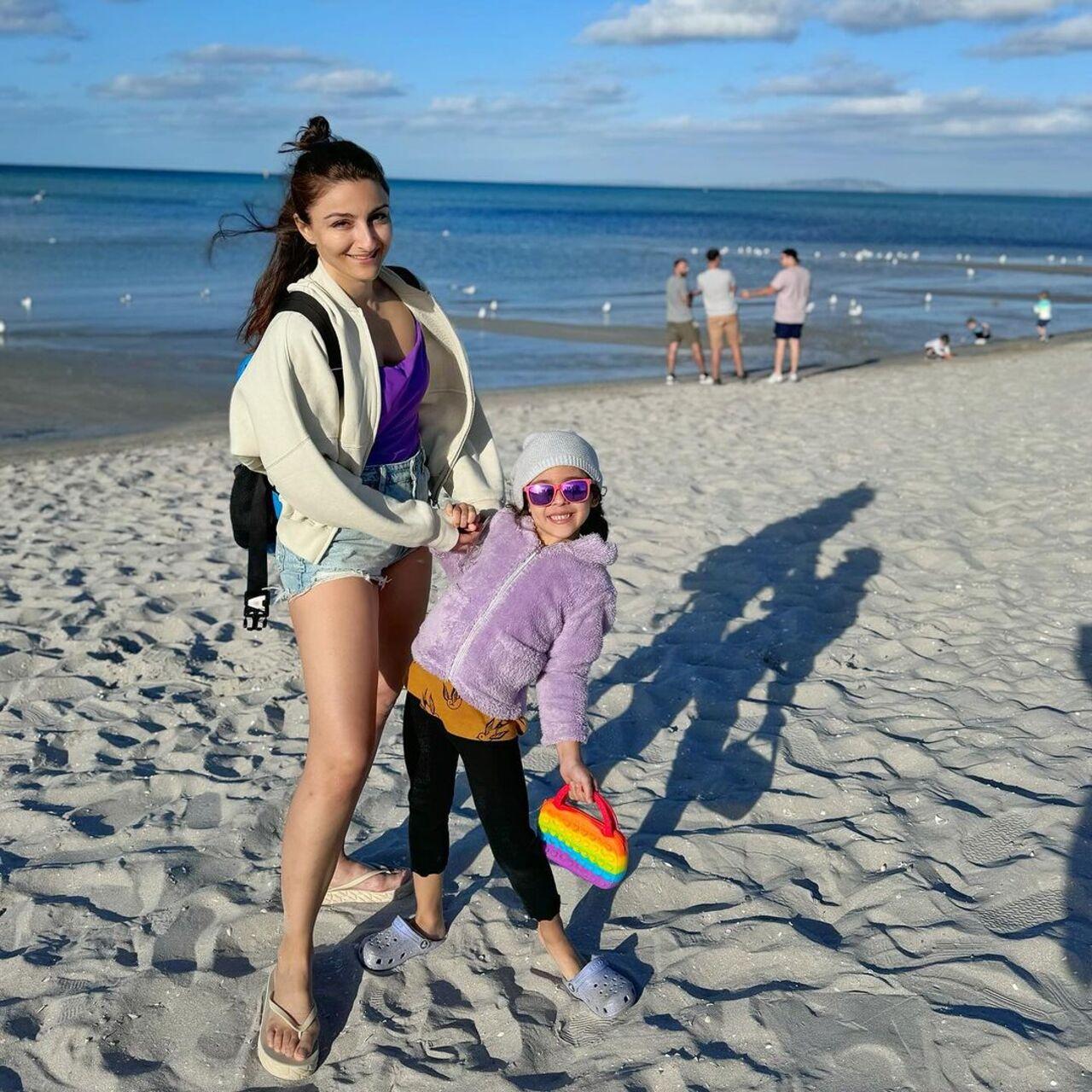 What's a holiday without a day out on the beach? Soha and Inaaya pose together on a sunny day at the beach on a winter afternoon. Owing to the cold, Inaaya was layered in a  purple furry jacket with black pants